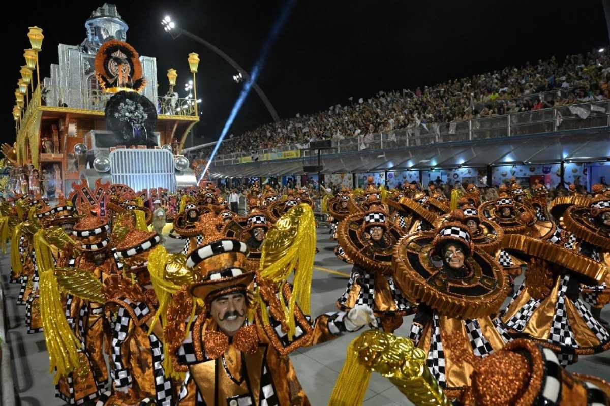 Foliões da escola de samba Mocidade Alegre se apresentam na segunda noite de carnaval no Sambódromo de São Paulo, Brasil, na madrugada do dia 11 de fevereiro de 2024. 