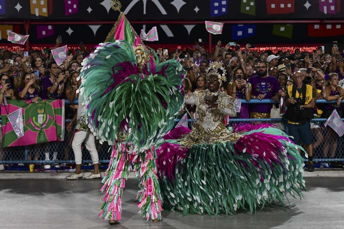 Desfile da Mangueira na Marquês de Sapucaí em 2024