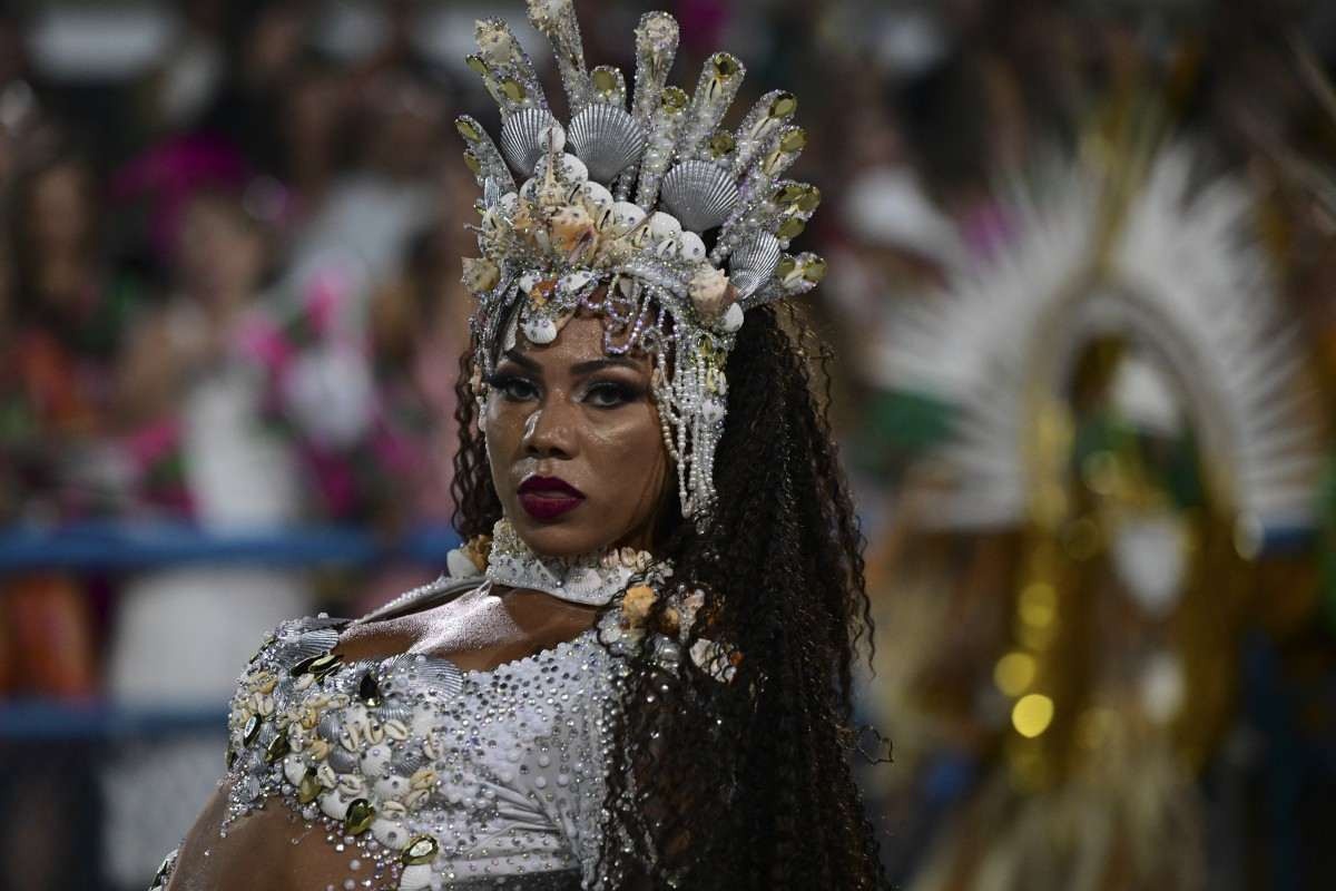 Desfile da Mangueira na Marquês de Sapucaí em 2024