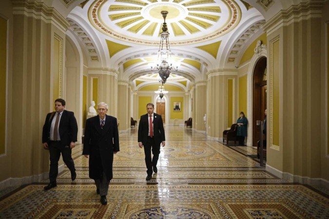 O líder da minoria no Senado, Mitch McConnell, deixa seu escritório após a votação. -  (crédito: CHIP SOMODEVILLA / GETTY IMAGES NORTH AMERICA / Getty Images via AFP)