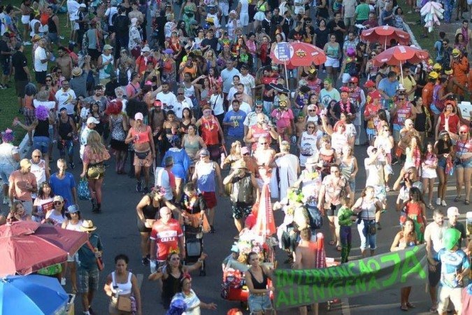  13/02/2024 Credito: Ed Alves/CB/DA.Press. Cidades. Carnaval 2024 - Bloco Pacotão. 