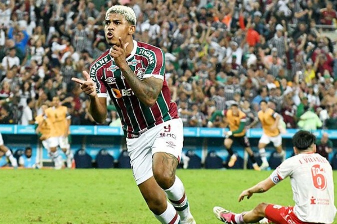 Abraçado a Diniz, JK foi expulsono contra  na final da Libertadores  -  (crédito:  Mailson Santana/Fluminense FC)