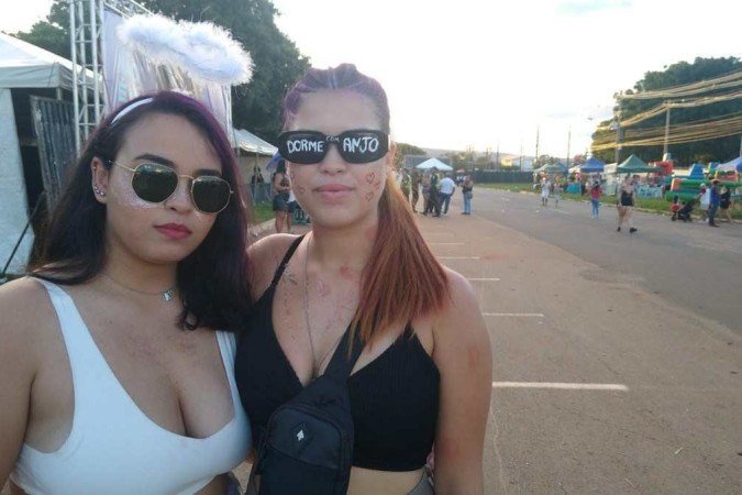 O casal Ana Carolina e Maria Eduarda escolheram o bloco do Seu Júlio
