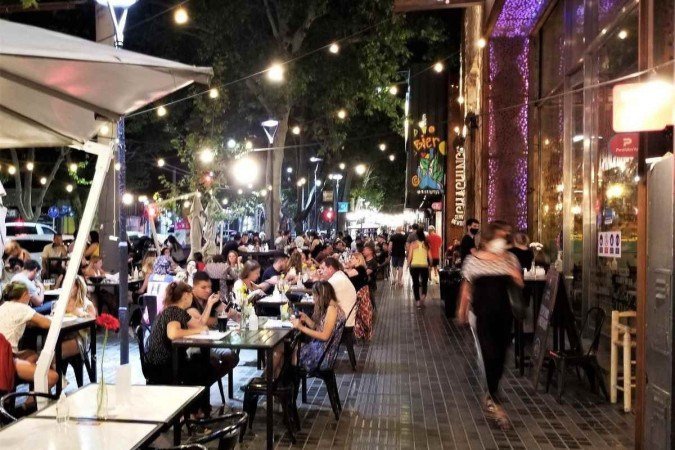 A Avenida Arístides é lotada de restaurantes e bares: ponto de encontro de moradores e turistas