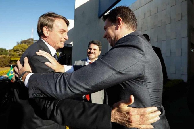 Bolsonaro cumprimenta Ramagem em julho de 2019, quando o então diretor-geral da PF assumia a chefia da Abin -  (crédito: Carolina Antunes/PR)