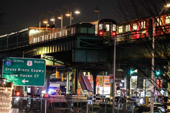 Um trem para na estação de metrô Mt. Eden Avenue, no bairro do Bronx, em Nova York, depois que seis pessoas ficaram feridas em tiroteio       -  (crédito:  CHARLY TRIBALLEAU / AFP)