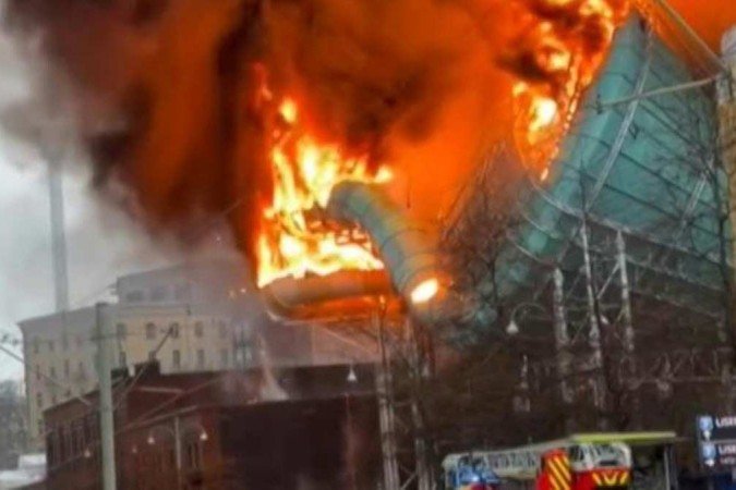 Bombeiros ainda estão trabalhando para extinguir completamente o incêndio e tentando evitar o desabamento - (crédito: ESN / RASMUS S ANDERSSON / AFP) Bombeiros ainda estão trabalhando para extinguir completamente o incêndio e tentando evitar o desabamento - (crédito: ESN / RASMUS S ANDERSSON / AFP)