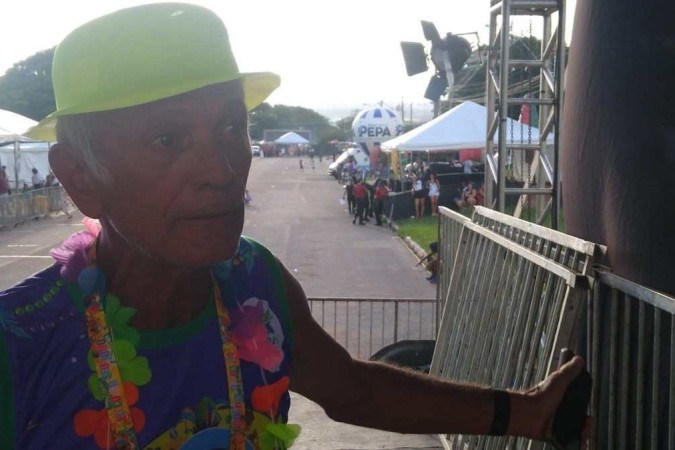 Júlio Paixão Castelo Branco, 62, fundador do Bloco do Seu Júlio, em Planaltina, se emociona com interdição do bloco -  (crédito: Pedro Marra/CB/DA PRESS)