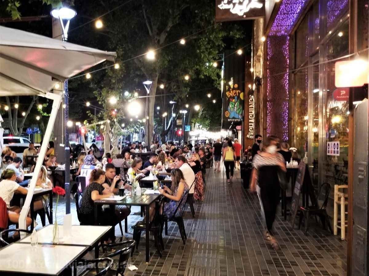 Avenida Aristides, na região de Mendoza, Argentina
