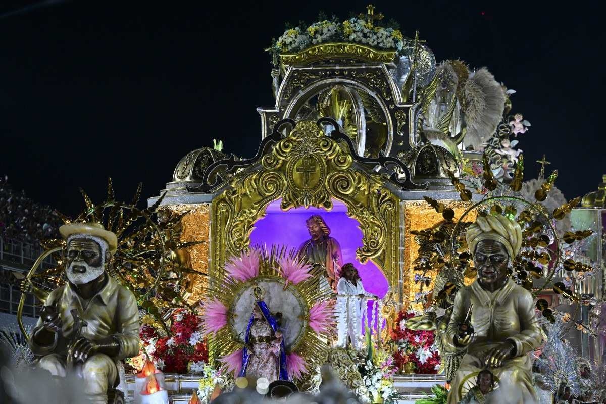 Integrantes da escola de samba Mangueira se apresentam na última noite do desfile de Carnaval no Sambódromo Marques de Sapucaí      