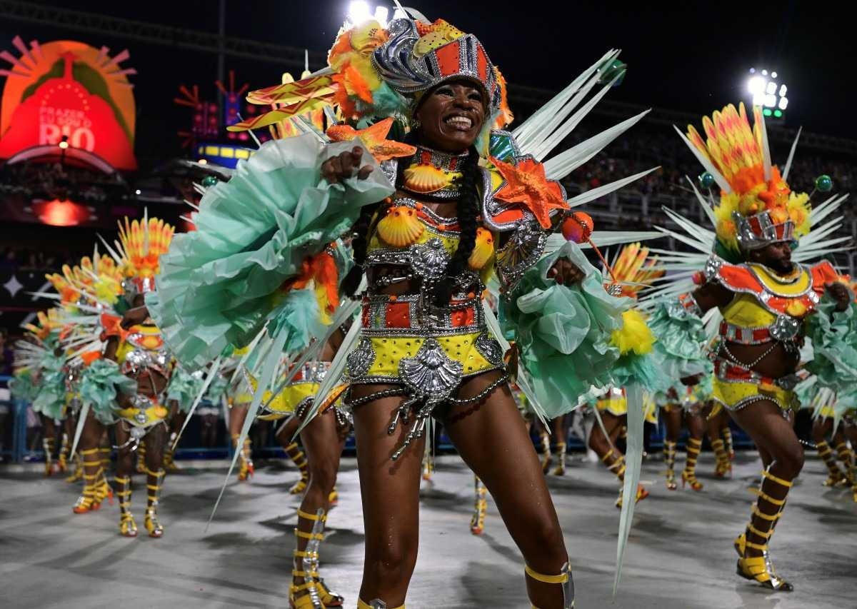Integrantes da escola de samba Mocidade Independente do Padre Miguel se apresentam na última noite do desfile de Carnaval no Sambódromo Marques de Sapucaí      