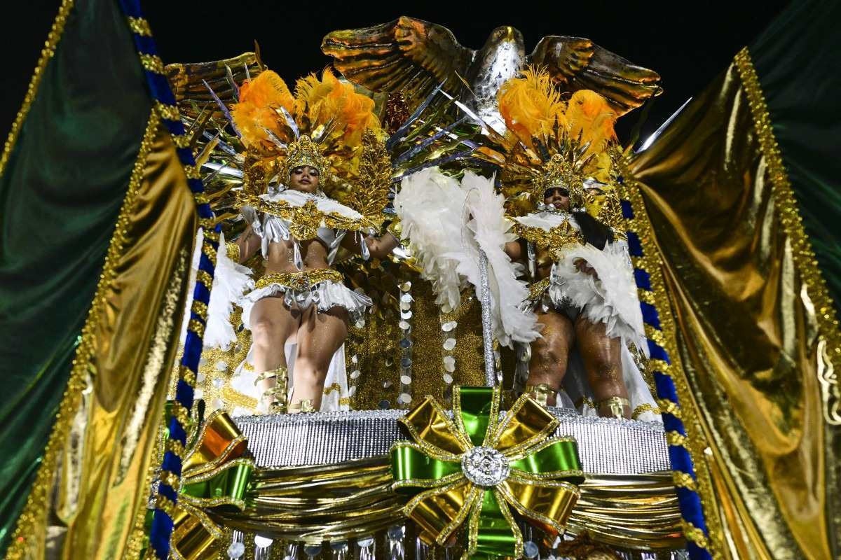 Integrantes da escola de samba Paraíso do Tuiuti se apresentam na última noite do desfile de Carnaval no Sambódromo da Marques de Sapucaí      