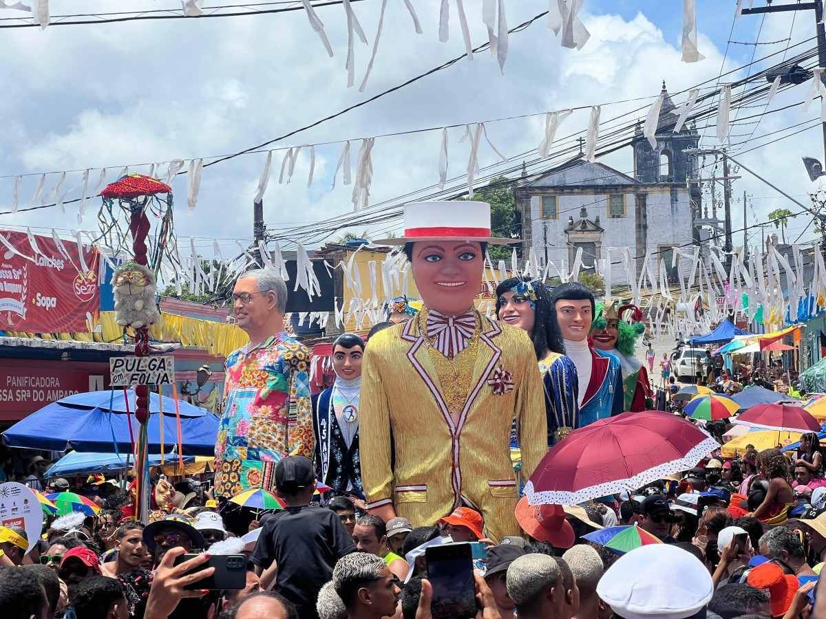 Tradicionais bonecos gigantes ganham as ruas de Olinda nesta terça de carnaval