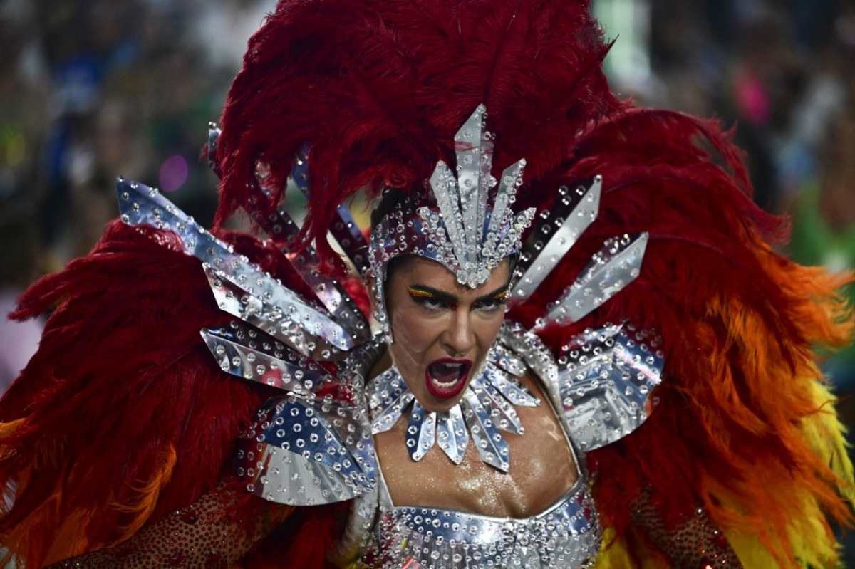 Integrante da escola de samba Unidos do Viradouro se apresenta na última noite do desfile de Carnaval no Sambódromo da Marques de Sapucai, no Rio de Janeiro, Brasil, no dia 13 de fevereiro de 2024.       