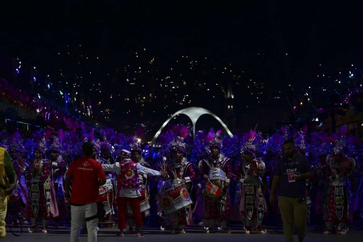 Integrante da escola de samba Unidos do Viradouro se apresenta na última noite do desfile de Carnaval no Sambódromo da Marques de Sapucai, no Rio de Janeiro, Brasil, no dia 13 de fevereiro de 2024.       