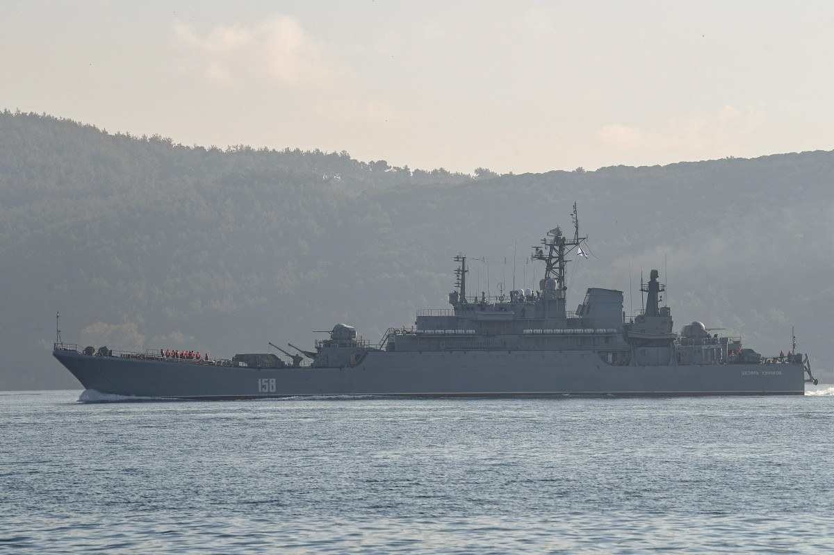 O navio de guerra russo Tsezar Kunikov 158, fotografado em 2019, no Estreito de Bósforo: alvo de drones 