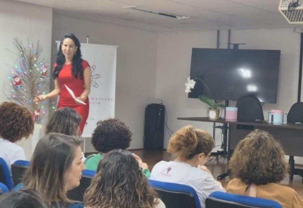 A cientista Erondina de Lima em aula do projeto Eureka! Meninas na Física, da Universidade de Brasília