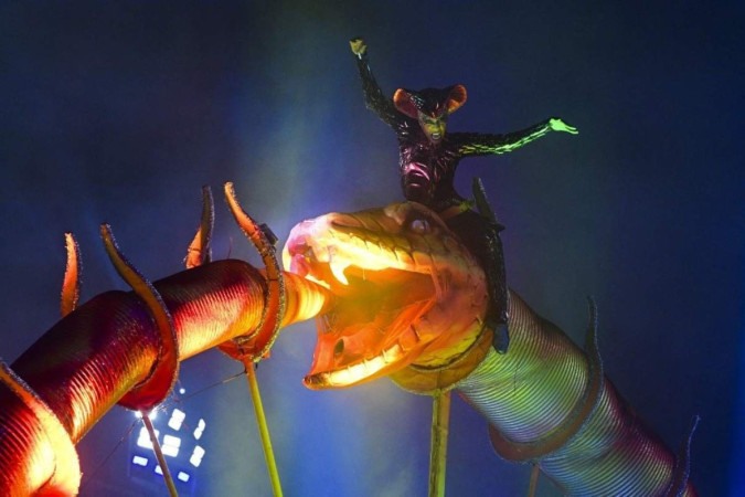 Carro alegórico da serpente mitológica, um dos pontos altos do desfile impecável da Viradouro: escola de Niterói que chega ao seu terceiro título entre as grandes do carnaval carioca -  (crédito:  Pablo PORCIUNCULA / AFP)