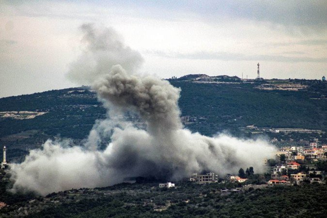 Coluna de fumaça após bombardeio israelense ao vilarejo de Shihin, no sul do Líbano, na terça-feira 