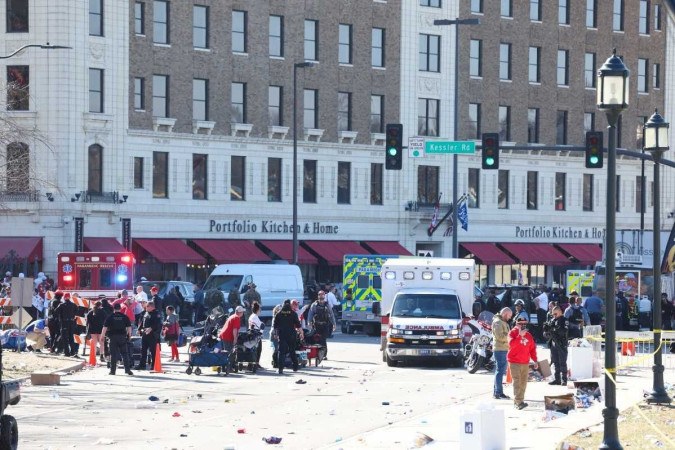 Policiais e pessoal médico respondem a um tiroteio na Union Station durante o desfile da vitória do Kansas City Chiefs Super Bowl LVIII em 14 de fevereiro de 2024 em Kansas City, Missouri -  (crédito: JAMIE SQUIRE / GETTY IMAGES NORTH AMERICA / Getty Images via AFP)