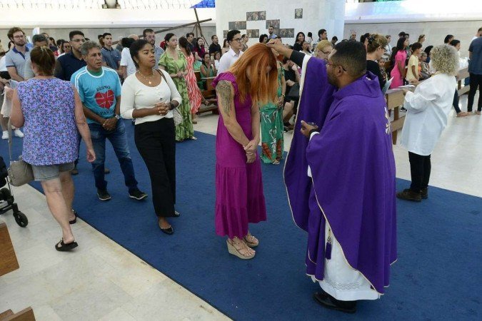 Centenas de fiéis participaram da 
    missa na Catedral Metropolitana 
        Nossa Senhora Aparecida