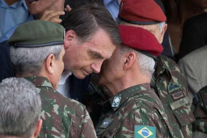 O ex-presidente Jair Bolsonaro conversa com o general Luiz Eduardo Ramos, que foi ministro-chefe da Casa Civil de seu governo -  (crédito: Getty Images)