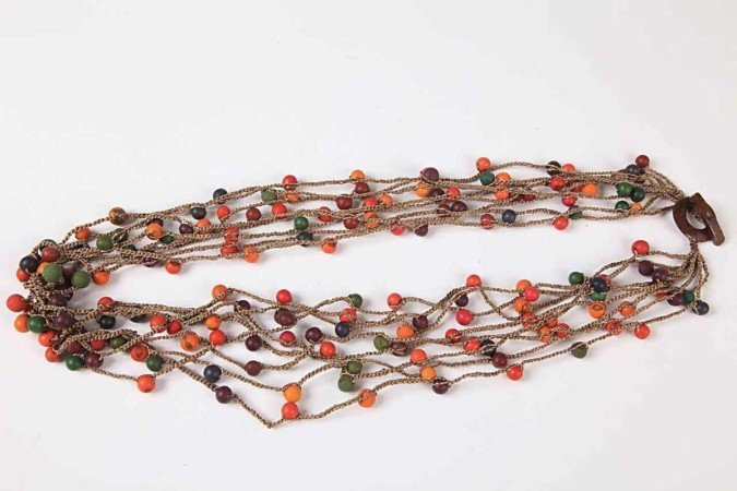 A semente de açaí é uma das matérias-primas mais usadas pela designer