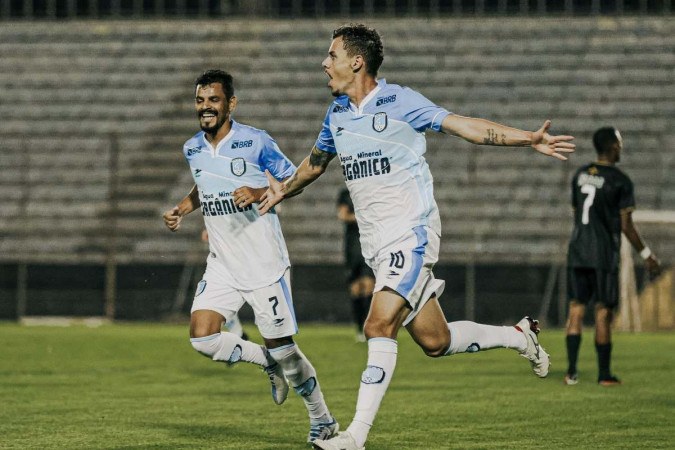 Ontem, o Capital bateu o Samambaia e abriu ainda mais frente na liderança do Candangão. Romarinho (camisa 10) marcou o tento da vitória -  (crédito: Mateus Dutra/Distrito do Esporte)