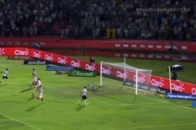 Jogadores perfilados, homenageando Sócrates, que faria 70 anos neste 19/2 -  (crédito: Foto: Reprodução TV Record)