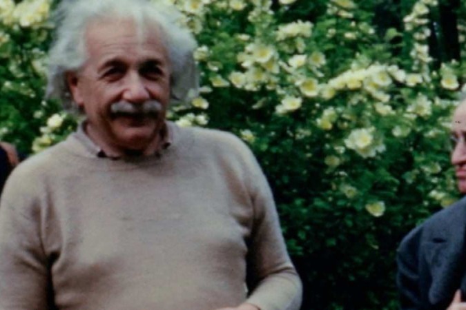 Albert Einstein durante cena do filme da Netflix 