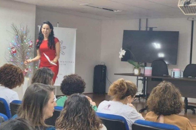 A cientista Erondina de Lima em aula do projeto Eureka! Meninas na Física, da Universidade de Brasília