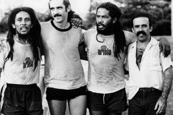 'O futebol fazia tanto parte da vida de Bob Marley quanto a música', afirma biógrafo de Bob Marley (da esq: Marley, Moraes Moreira, Jacob Miller e Marco Mazola) -  (crédito: ACERVO BOB MARLEY)