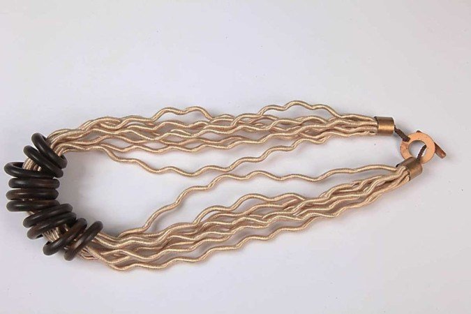 Colar de fio de algodão e auréolas de madeira.