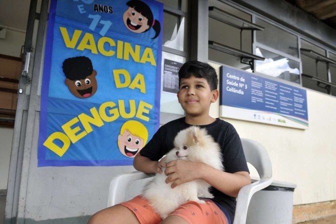  14/02/2024 Crédito: Minervino Júnior/CB/D.A Press. Brasil.  Brasilia - DF. Vacinação da dengue na UBS 03 da Ceilândia. Fila para atendimento. Pedro Paulo com a cachorra Nina.