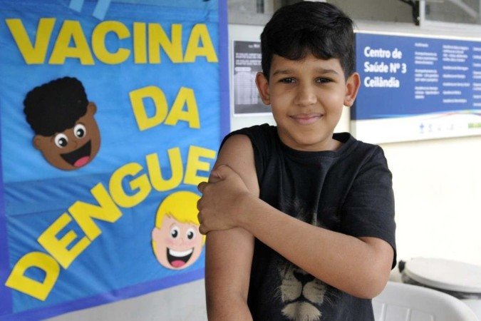  14/02/2024 Crédito: Minervino Júnior/CB/D.A Press. Brasil.  Brasilia - DF. Vacinação da dengue na UBS 03 da Ceilândia. Fila para atendimento. Pedro Paulo com a cachorra Nina.