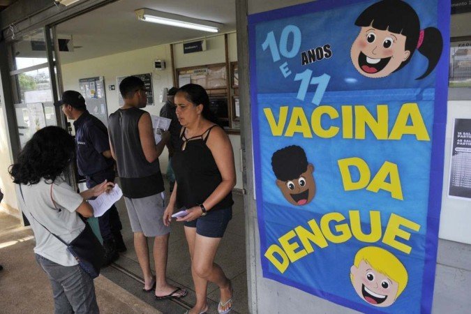  14/02/2024 Crédito: Minervino Júnior/CB/D.A Press. Brasil.  Brasilia - DF. Vacinação da dengue na UBS 03 da Ceilândia. Fila para atendimento.
