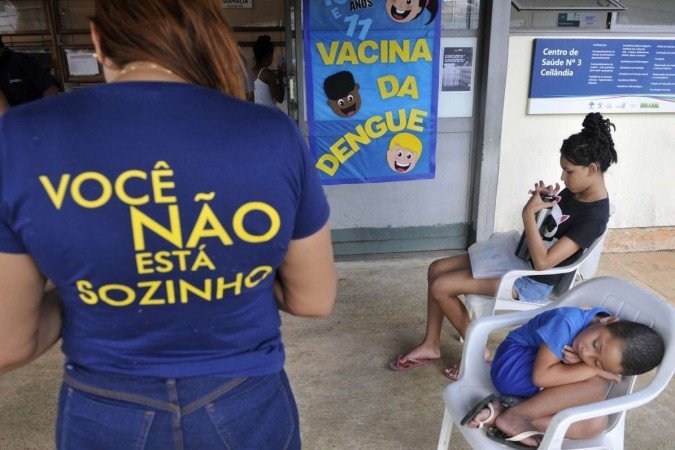  14/02/2024 Crédito: Minervino Júnior/CB/D.A Press. Brasil.  Brasilia - DF. Vacinação da dengue na UBS 03 da Ceilândia. Fila para atendimento.
