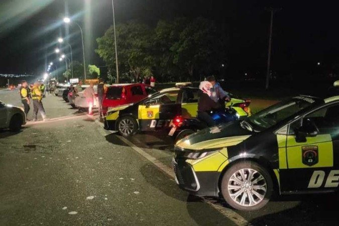 A criança foi resgatada de dentro do carro na 205 Norte - (crédito: Detran-DF) A criança foi resgatada de dentro do carro na 205 Norte - (crédito: Detran-DF)