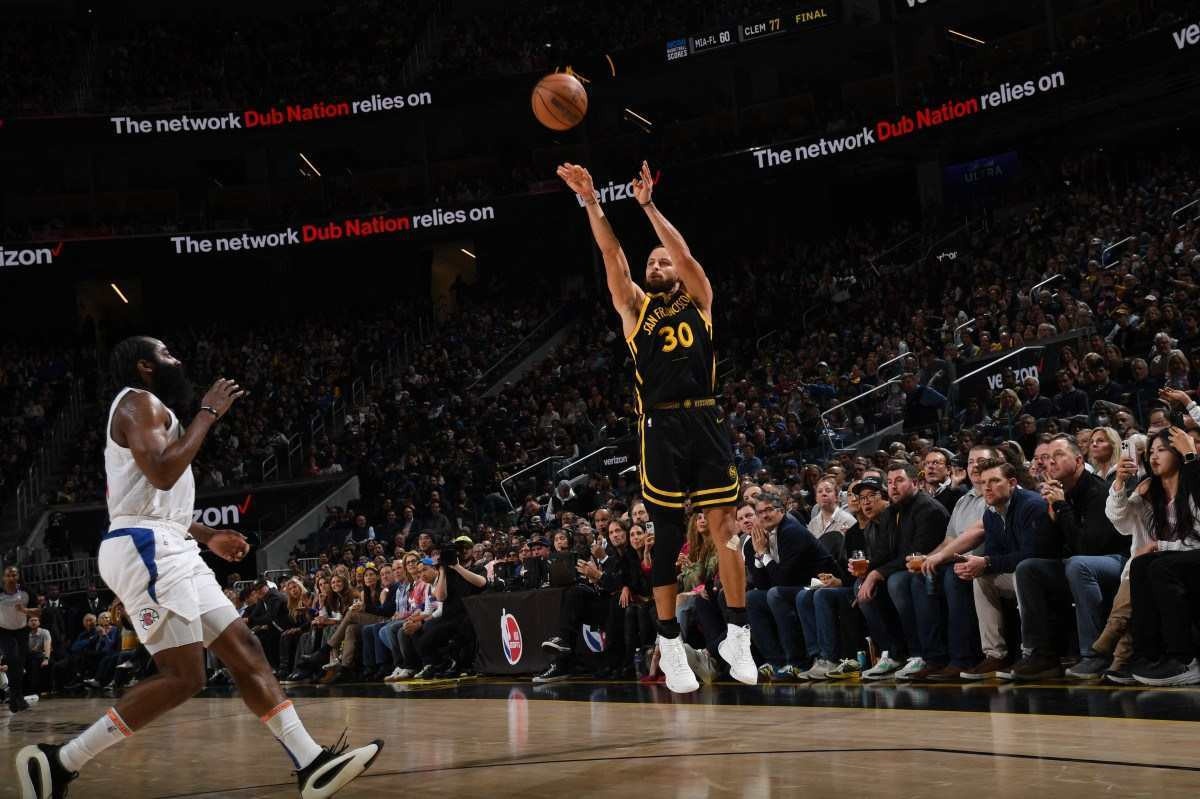 Antes de jogo da NBA, Stephen Curry acerta cesta da porta do túnel; veja