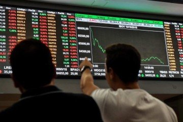 Juros futuros passaram a renovar máximas, ontem, na Bolsa de São Paulo, com alguns contratos de DI para 2029 perto de 15% ao ano -  (crédito: Nelson Almeida/AFP)
