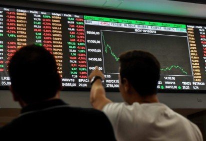 Juros futuros passaram a renovar máximas, ontem, na Bolsa de São Paulo, com alguns contratos de DI para 2029 perto de 15% ao ano -  (crédito: Nelson Almeida/AFP)