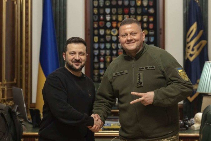 O presidente Volodymyr Zelensky (E) cumprimenta o comandante-chefe da Força Aérea, Valeriy Zaluzhnyi