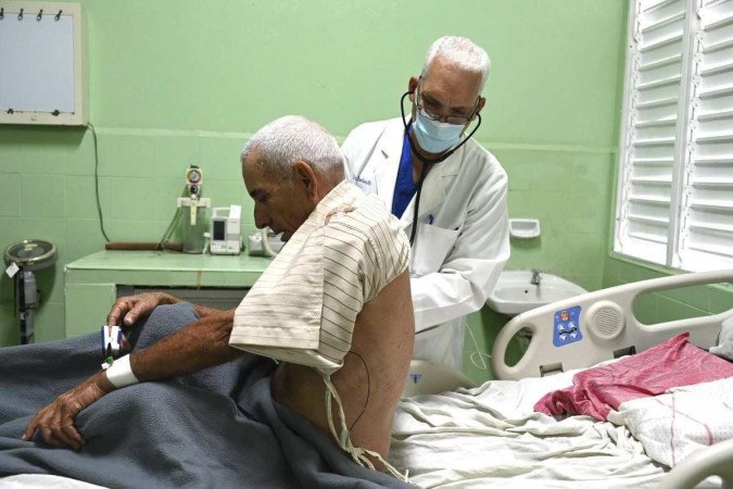 O médico Alexey Lopez examina um paciente na sala de cardiologia do hospital Calixto Garcia, em Havana, em 12 de fevereiro -  (crédito: YAMIL LAGE / AFP)