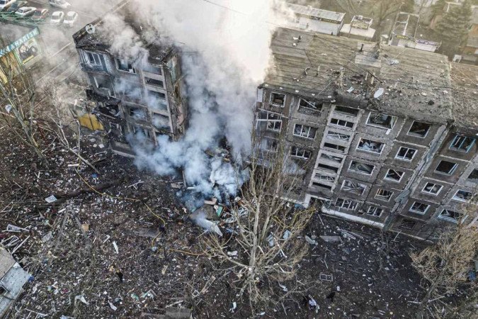 Bombeiros controlam incêndio em prédio residencial depois de bombardeio à cidade de Selydove, na região de Donetsk, no leste do país  -  (crédito: Polícia Nacional da Ucrânia/AFP)
