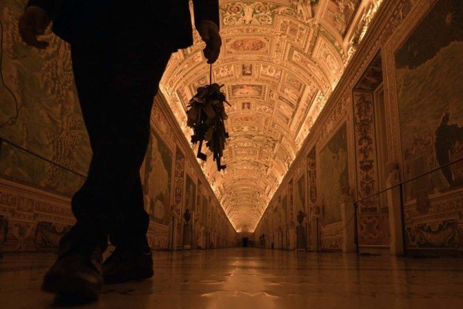 Gianni Crea, guardião das chaves dos Museus do Vaticano, mostra o mastro de chaves durante uma visita privada aos museus à noite