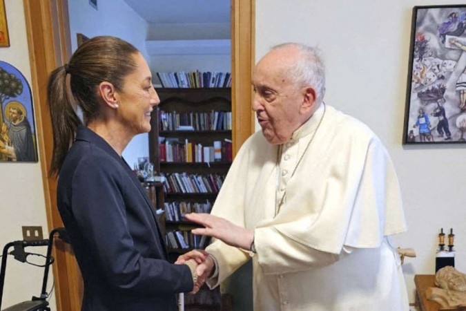  Claudia Sheinbaum e Papa Francisco em encontro nesta quinta-feira (15/2)
 -  (crédito: Claudia Sheinbaum / AFP)