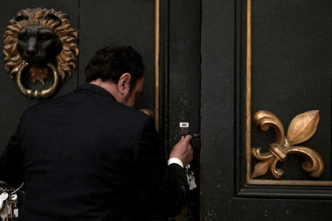 Gianni Crea, guardião das chaves dos Museus do Vaticano, mostra o mastro de chaves durante uma visita privada aos museus à noite