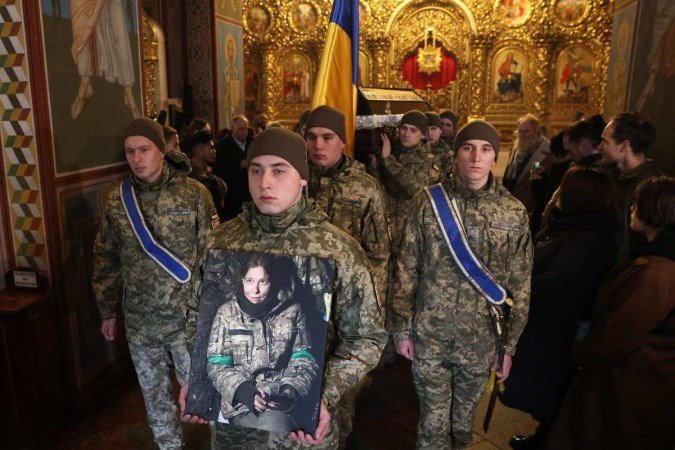 Militares carregam a foto e o caixão da alemã Diana Wagner, voluntária no Batalhão Carpathian Sich