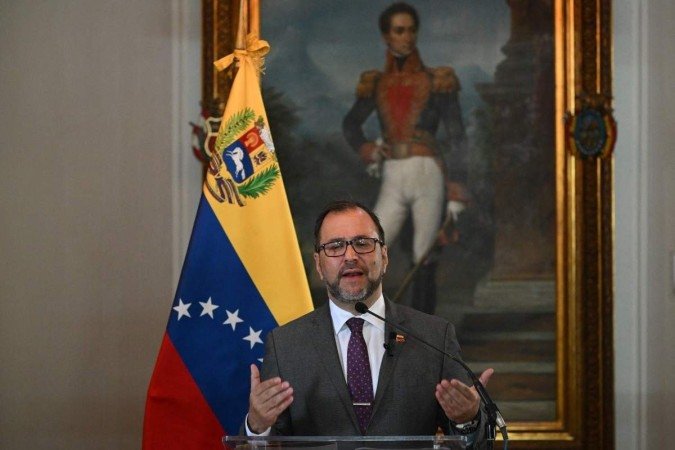 O ministro das Relações Exteriores venezuelano, Yvan Gil, anuncia decisão, ao acusar a ONU de 