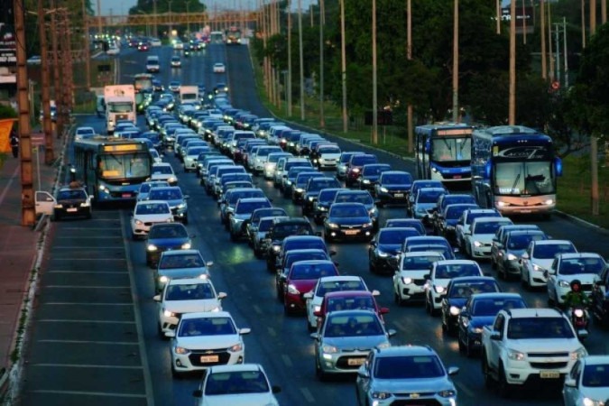 Brasília, uma cidade que já foi referência em respeito às normas de trânsito, enfrenta agora um dilema que mancha sua reputação: a falta generalizada de uso das setas -  (crédito: Minervino Júnior/CB/D.A. Press)